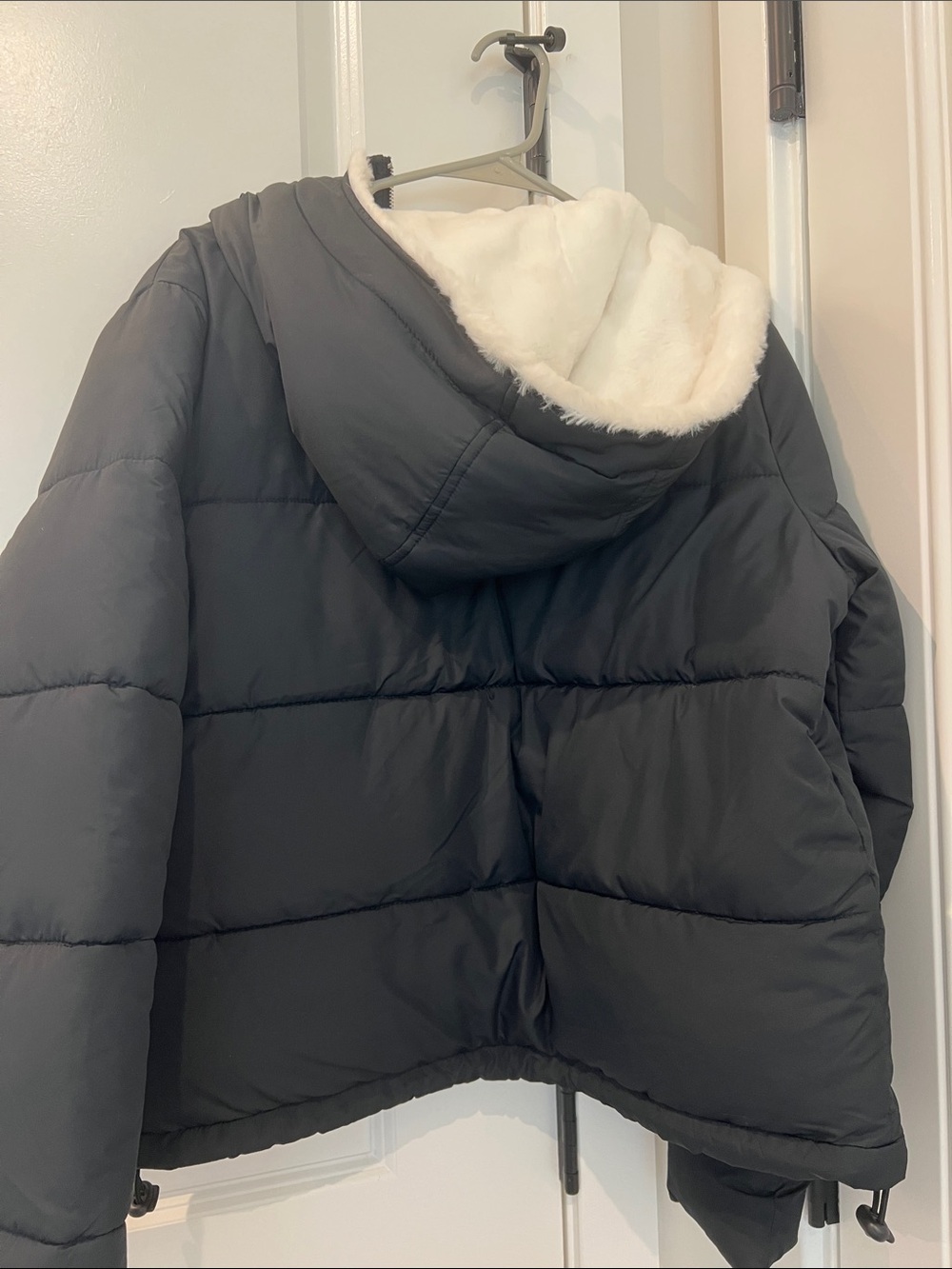 Hollister Black Puffer Jacket with White Sherpa Lining - Picture 4 of 4